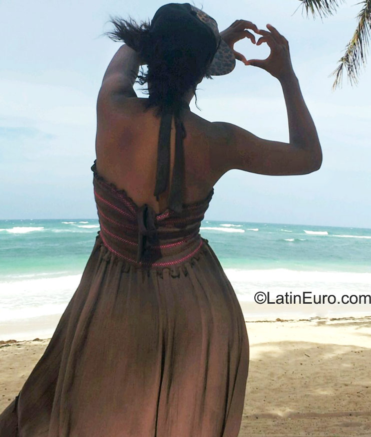 Date this tall Dominican Republic girl Rainia from Santo Domingo DO23188
