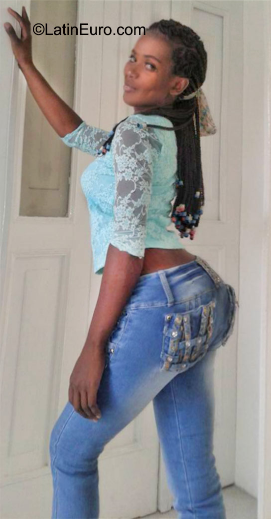 Date this nice looking Colombia girl Amy from Medellin CO17988