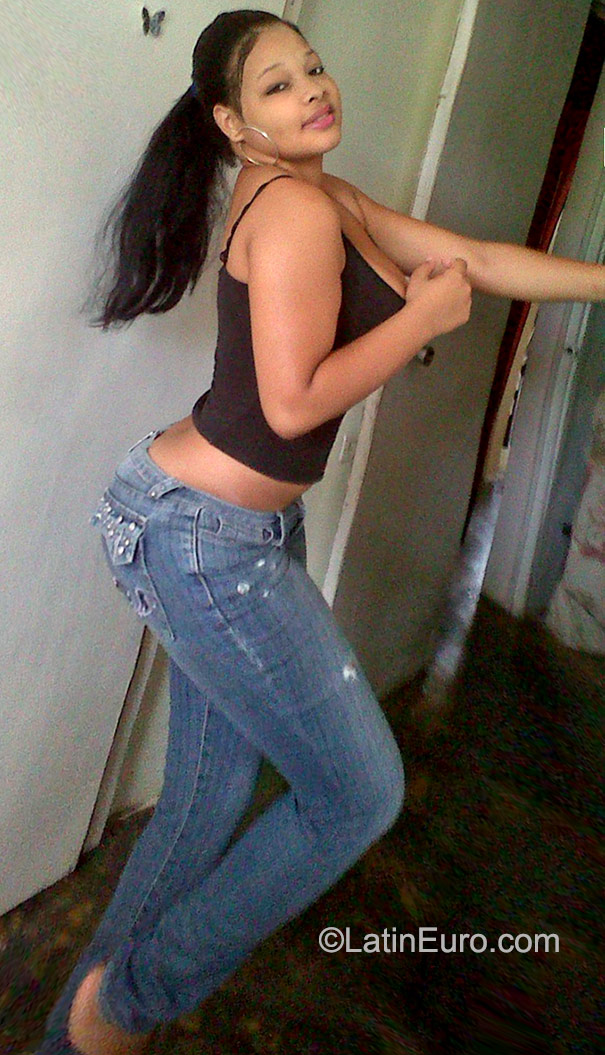 Date this voluptuous Dominican Republic girl Yurlinas from Santo Domingo DO23281