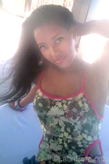 Date this hard body Dominican Republic girl Alexia from La Vega DO23292