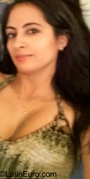 Date this sensual Colombia girl Adriana from Cali CO18044