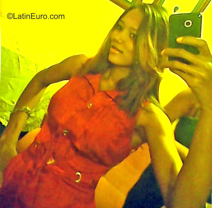 Date this voluptuous Dominican Republic girl Yiselle from Santo Domingo DO23358