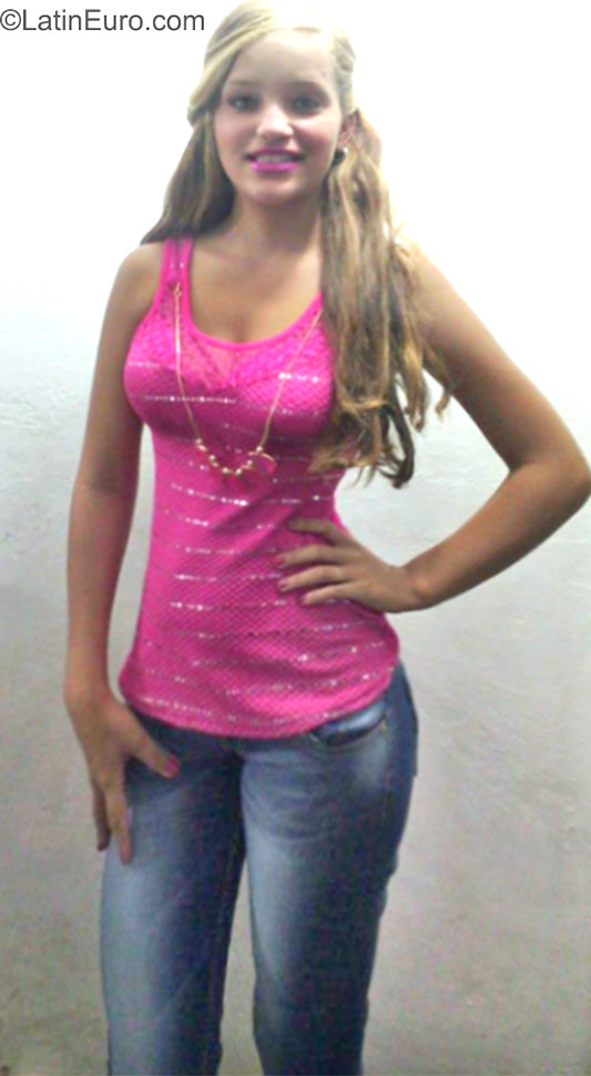 Date this funny Dominican Republic girl Esthefanie from Mao Valverde DO23368
