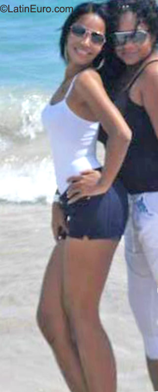 Date this hard body Dominican Republic girl Anerys from Santiago DO23471