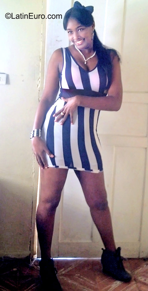 Date this hard body Dominican Republic girl Yokasti from Santo Domingo DO23474