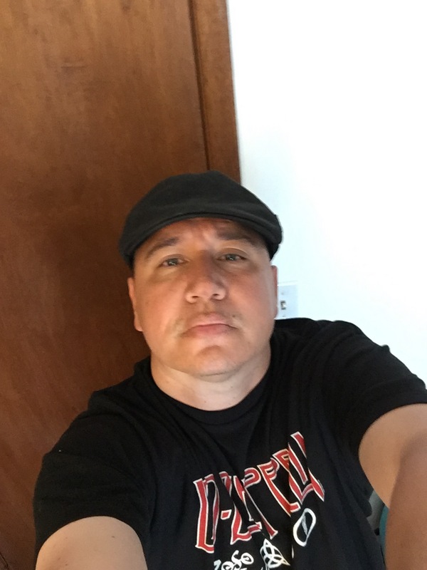 Date this pretty United States man Gino from Newport US16560