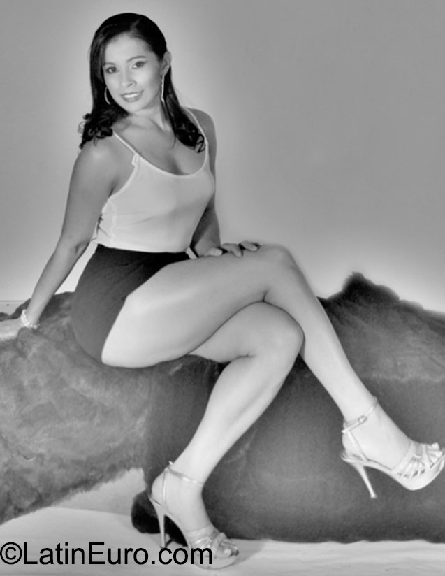 Date this gorgeous Colombia girl Andra lucia from Armenia CO18172