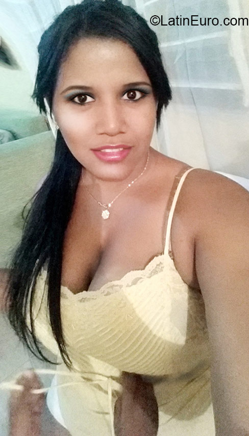 Date this exotic Dominican Republic girl Heidie from Santiago DO23706