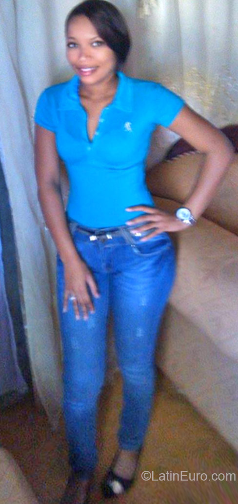 Date this nice looking Dominican Republic girl Berenice from Santo Domingo DO23802