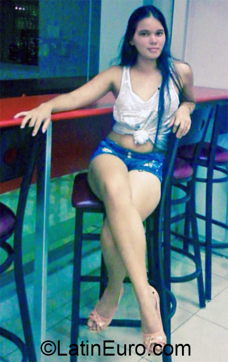 Date this attractive Honduras girl Dunia from Tela HN1829