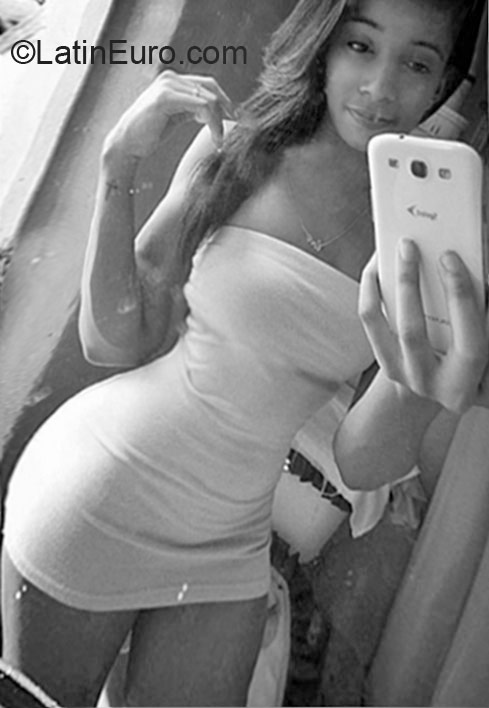 Date this nice looking Dominican Republic girl Chasmil from Santiago DO24078