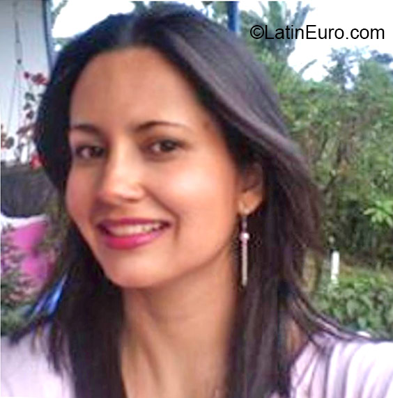 Date this attractive Colombia girl Mara from  CO18339