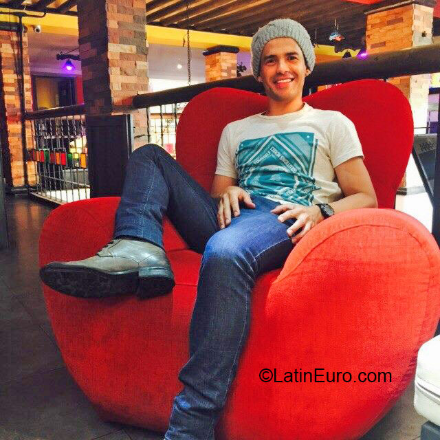 Date this stunning Colombia man Hector from bogota CO18341