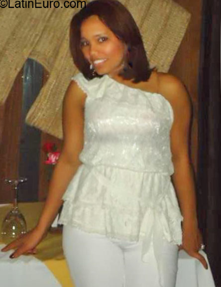 Date this gorgeous Dominican Republic girl Rudelanie from Santo Domingo DO24174
