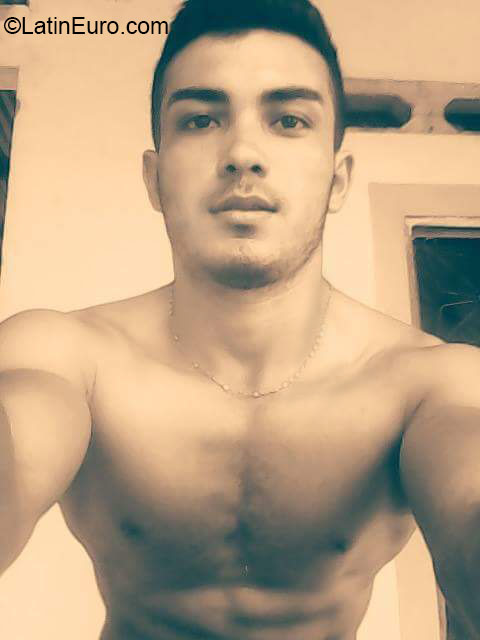 Date this fun Colombia man Darwin from Bogota CO18408