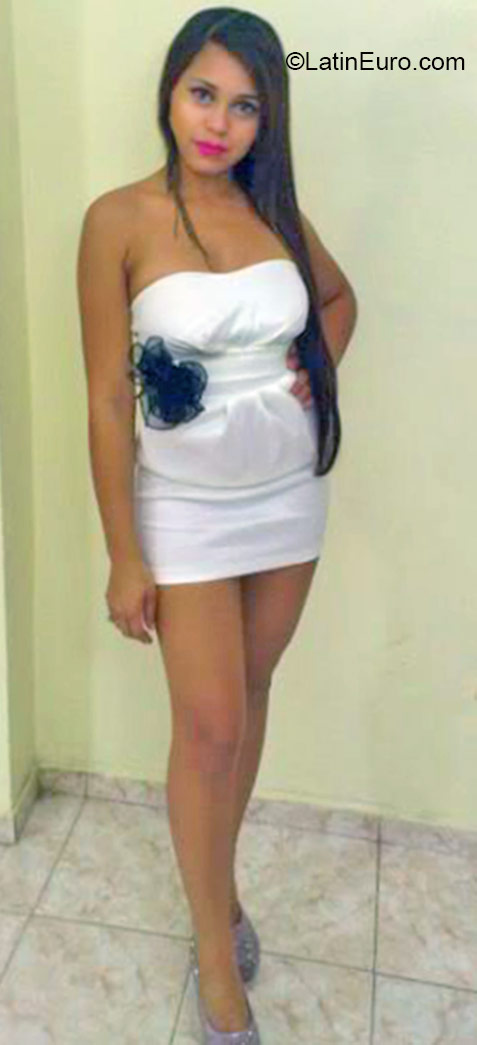 Date this sultry Dominican Republic girl Denia from Santo Domingo DO29030