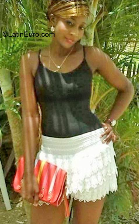 Date this pretty Dominican Republic girl Valdina from Santo Domingo DO24324