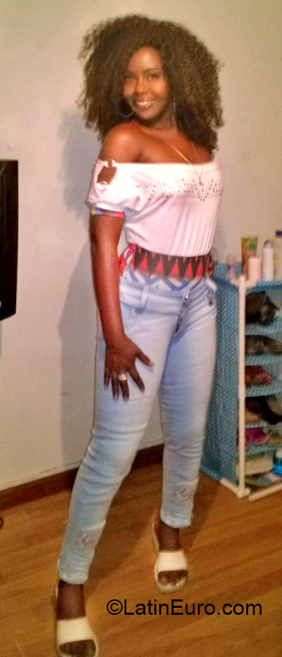 Date this hard body Colombia girl Laura from Cali CO18433