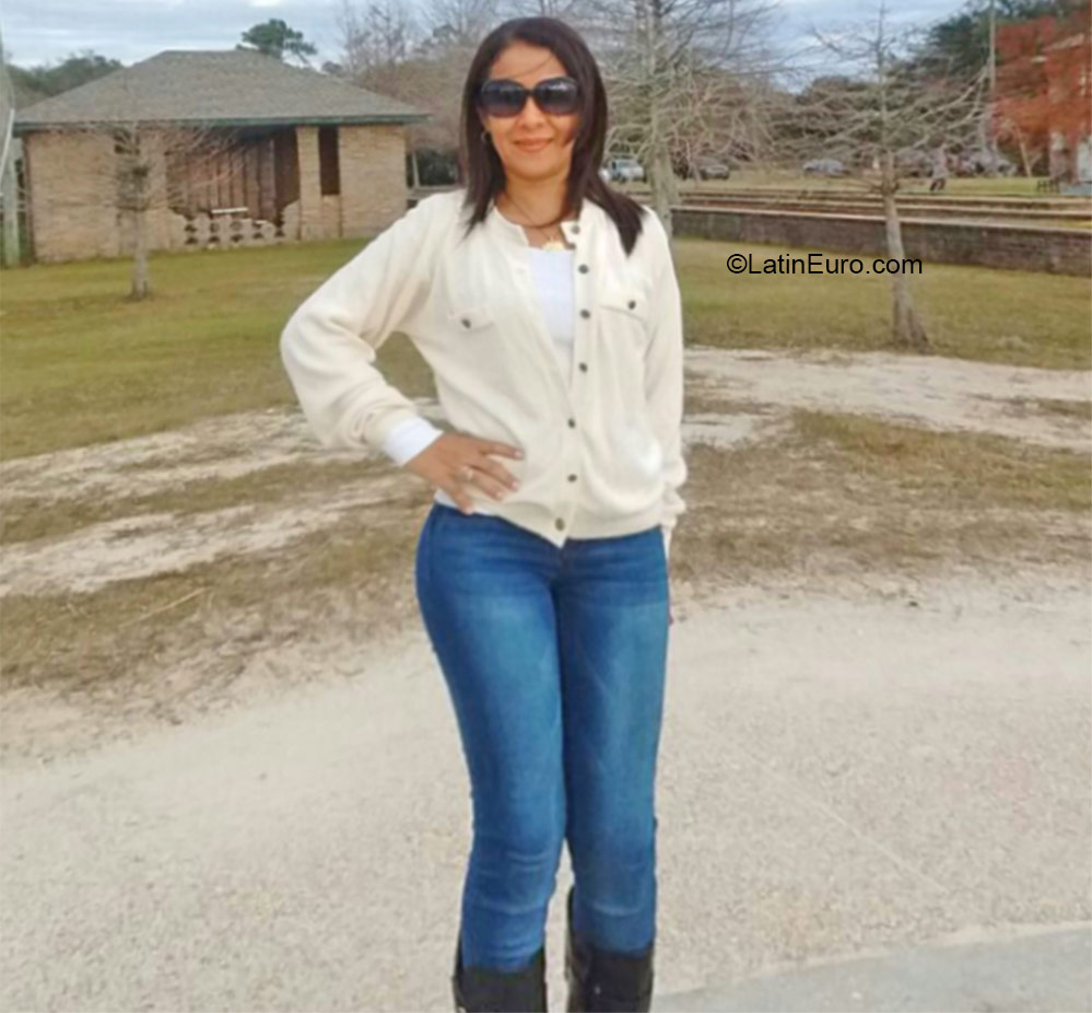 Date this georgeous Panama girl Catia from David PA835