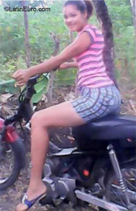 Date this athletic Dominican Republic girl Magda from Santo domingo DO24438