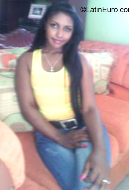 Date this happy Dominican Republic girl Stephany from Santo Domingo DO24473
