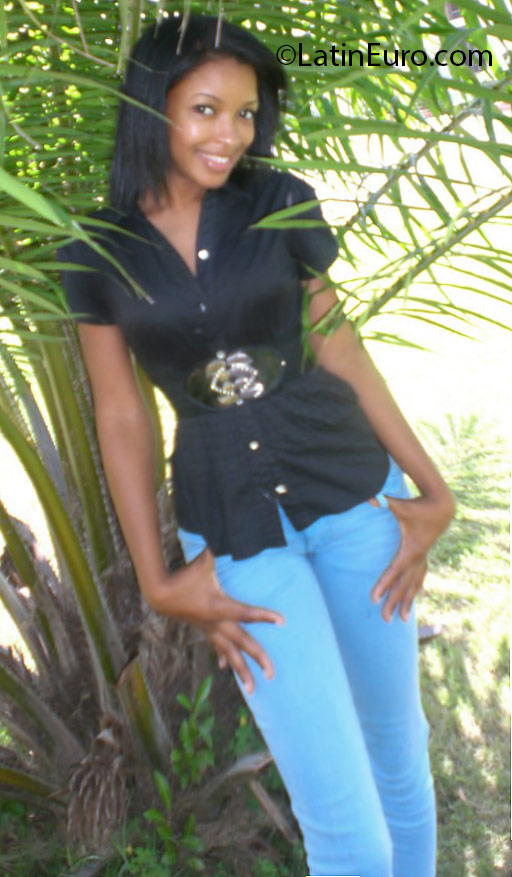Date this good-looking Dominican Republic girl Esthefany from Santo Domingo DO24610