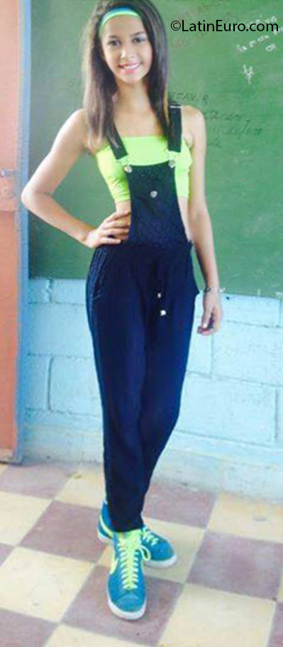 Date this attractive Honduras girl Stela from Tela HN1956
