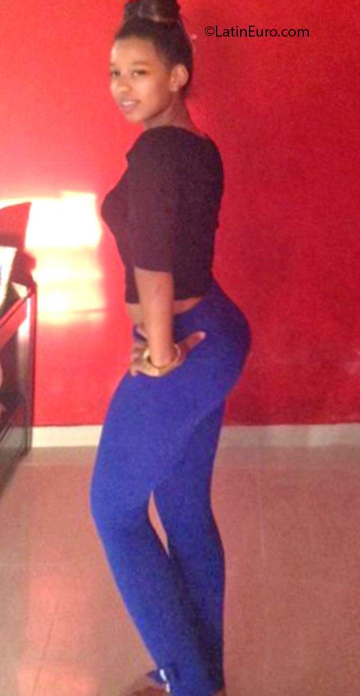 Date this attractive Dominican Republic girl Elizabeth from Santo Domingo DO24653