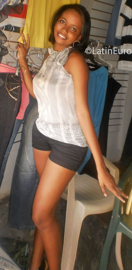 Date this athletic Dominican Republic girl Estefany from Santo Domingo DO24667