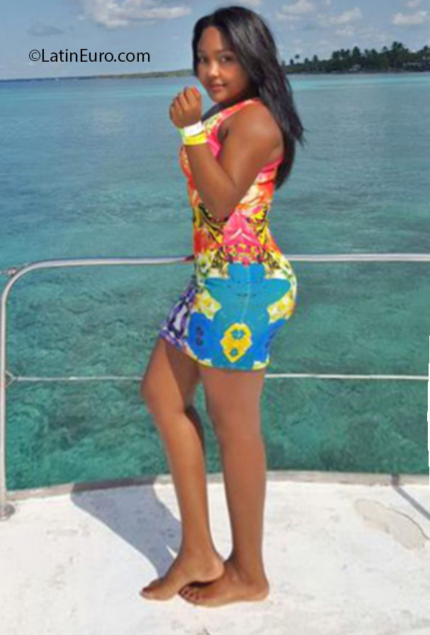 Date this sensual Dominican Republic girl Yary from Santiago DO24925