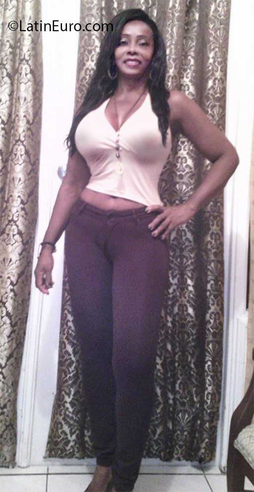 Date this voluptuous Colombia girl Durling from Cali CO18723