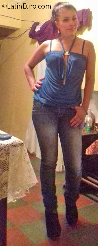 Date this nice looking Honduras girl Adia from Siguatepeque HN2048