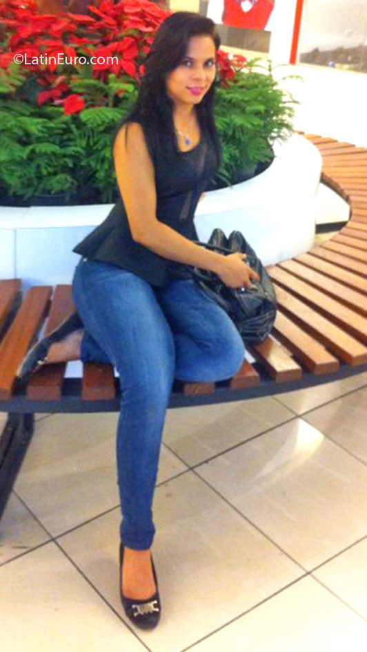 Date this nice looking Dominican Republic girl Karina from Santo Domingo DO25132