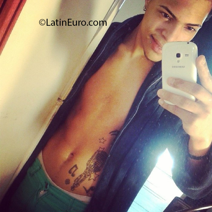 Date this hard body Dominican Republic man Yeuri from Santo Domingo DO25140