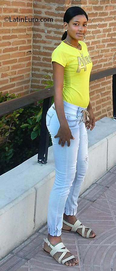Date this charming Dominican Republic girl Nikaury from Santo Domingo DO25159