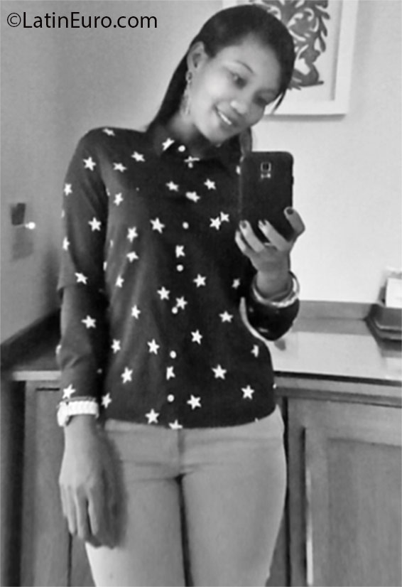 Date this beautiful Dominican Republic girl Suzi from Santo Domingo DO25186