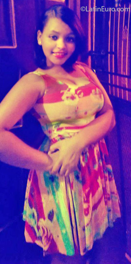 Date this good-looking Dominican Republic girl Hony from Santo Domingo DO25266