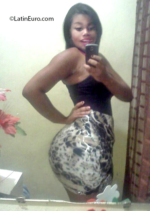 Date this nice looking Dominican Republic girl Sarah from Santo Domingo DO25407