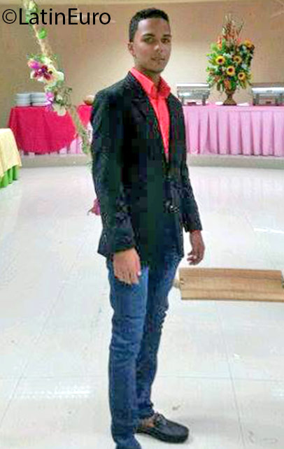 Date this young Dominican Republic man Francis from Santo Domingo DO25484