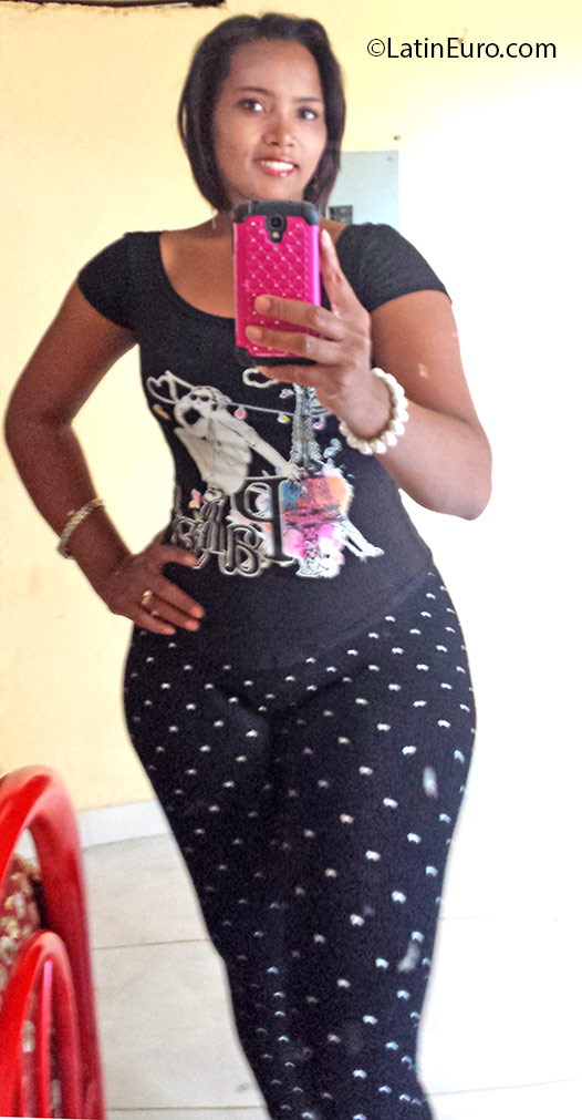 Date this passionate Dominican Republic girl Leidy from Santo Domingo DO25525