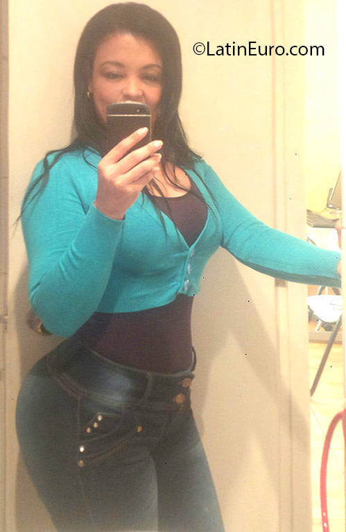 Date this attractive Colombia girl Isabel from Barranquilla CO18891