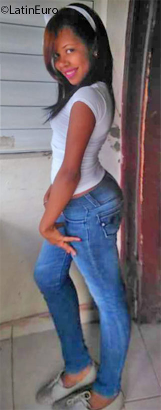 Date this happy Dominican Republic girl Leidy from Santo Domingo DO25796