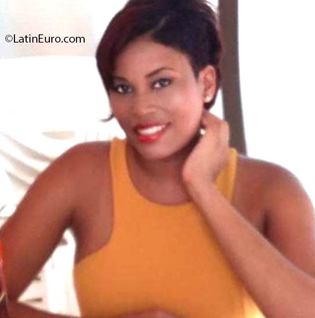 Date this hot Dominican Republic girl Leiden from Samana DO25800