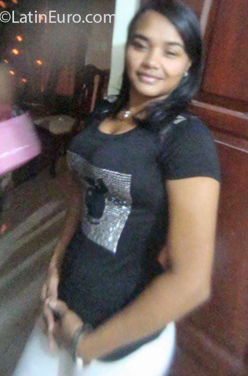 Date this stunning Dominican Republic girl Bentia from Santo Domingo DO25817