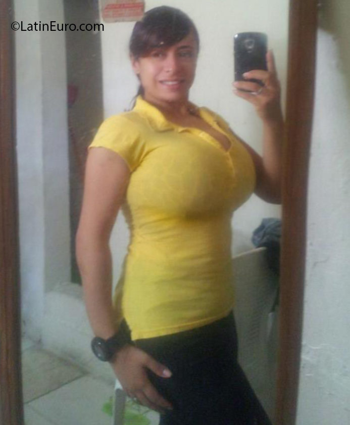 Date this beautiful Dominican Republic girl Yessenia from Santiago DO25850