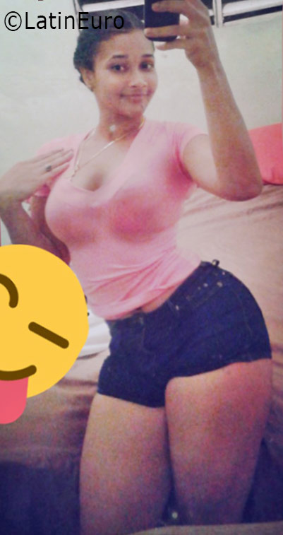 Date this nice looking Dominican Republic girl Cherina from Santo Domingo DO25912