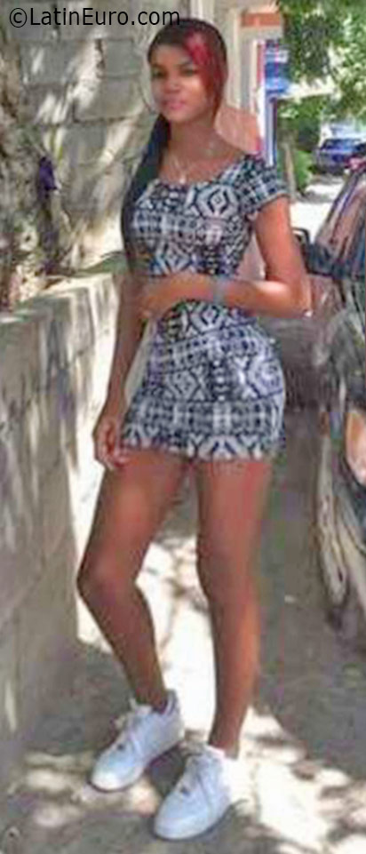Date this voluptuous Dominican Republic girl Emely from Santiago DO25954