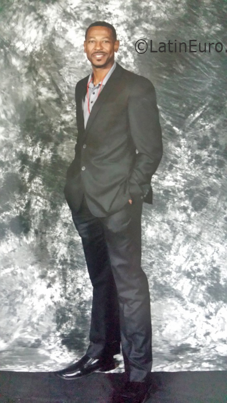 Date this attractive United States man Louis from Minneapolis US17439