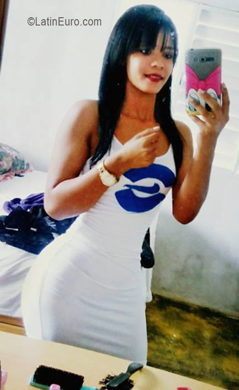 Date this sensual Dominican Republic girl Carolin from Santo Domingo DO26153