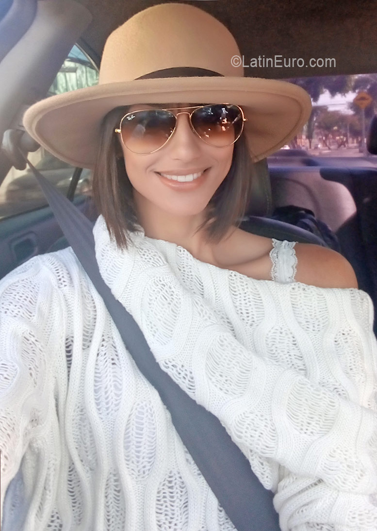 Date this happy Brazil girl Roberta from Belo Horoizonte BR9724